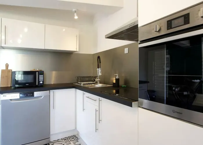 Appartement Les De Laure - L'or Vert, Avec Vue Sur Le Château, Parking Privé, Climatisation, Netflix, à 160 M De La Cité Médiévale *