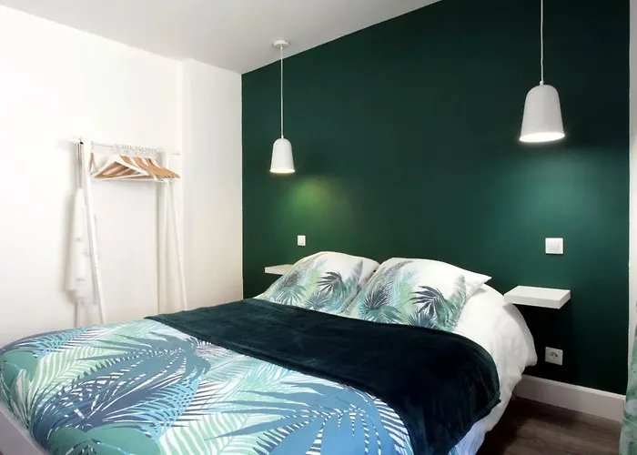 Appartement Les De Laure - L'or Vert, Avec Vue Sur Le Château, Parking Privé, Climatisation, Netflix, à 160 M De La Cité Médiévale *